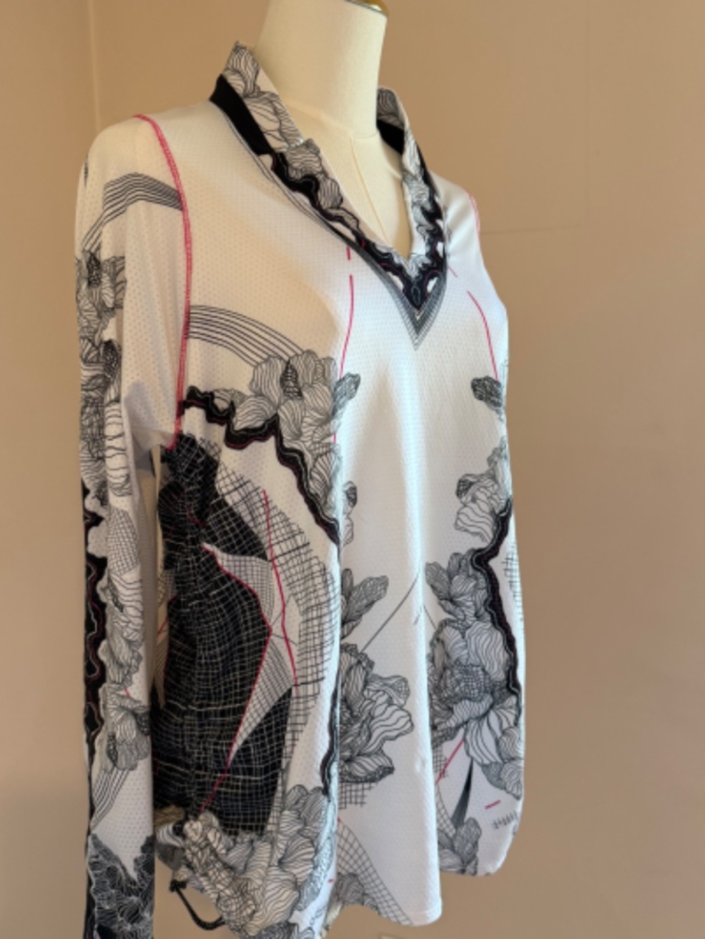 Lucky in Love Pullover Shirt Black & White Botanical/Geometric Design Size L /12 - Picture 8 of 15
